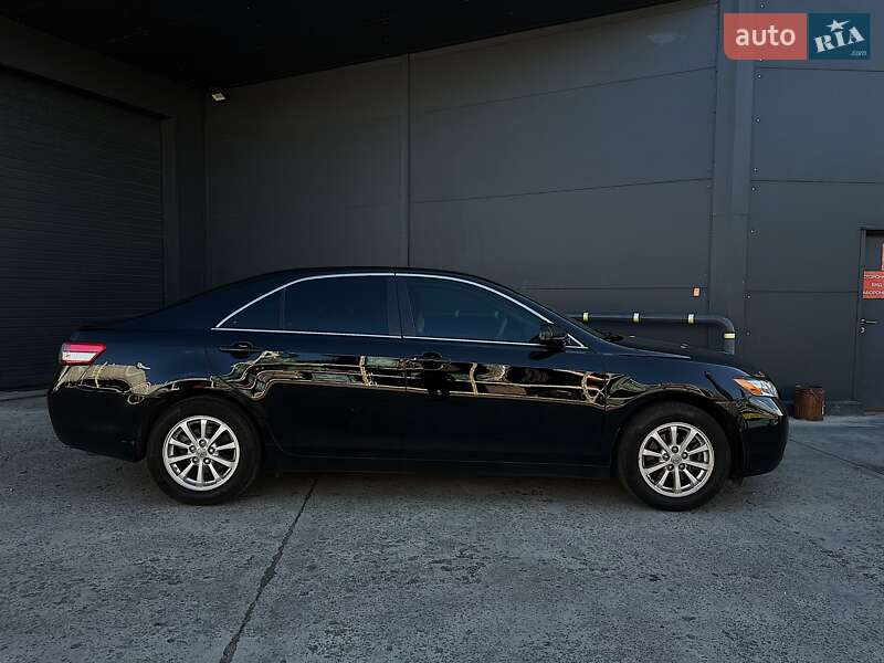 Седан Toyota Camry 2011 в Житомире