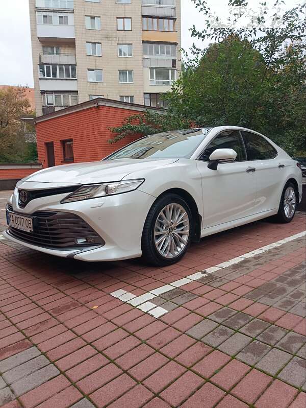 Седан Toyota Camry 2019 в Києві