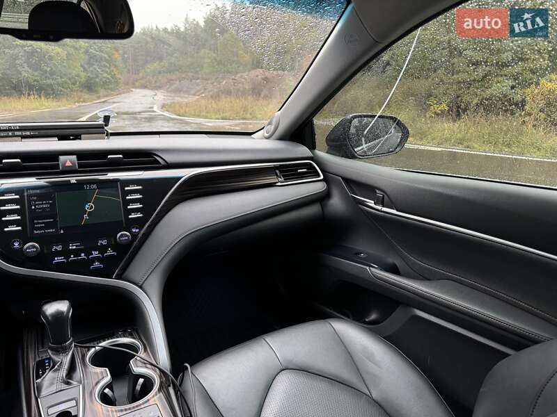 Седан Toyota Camry 2018 в Києві