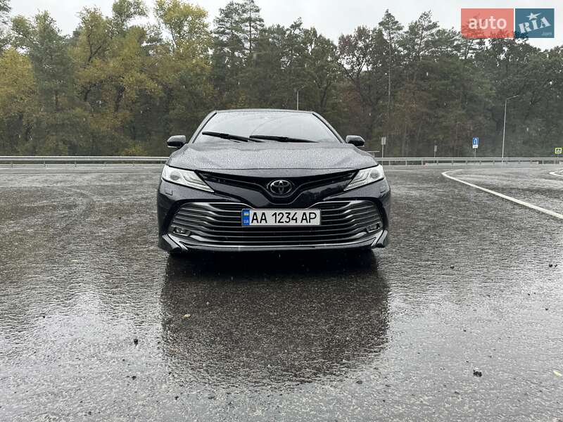 Седан Toyota Camry 2018 в Києві