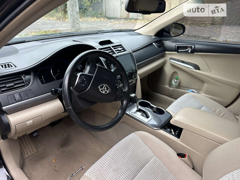 Седан Toyota Camry 2014 в Дніпрі
