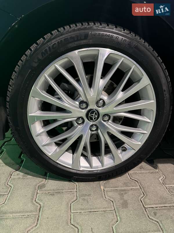 Седан Toyota Camry 2018 в Києві