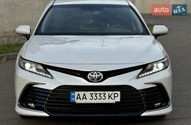 Седан Toyota Camry 2023 в Киеве