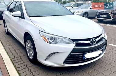 Седан Toyota Camry 2016 в Киеве