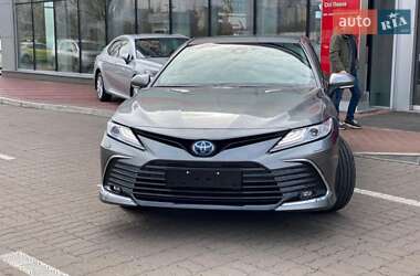 Седан Toyota Camry 2023 в Буче