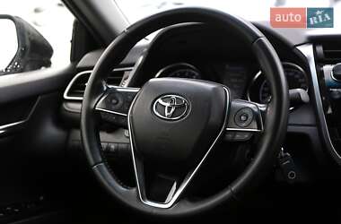 Седан Toyota Camry 2019 в Киеве