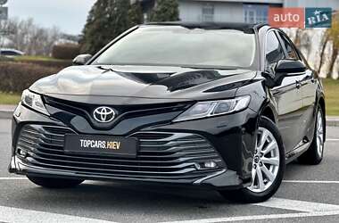 Седан Toyota Camry 2019 в Киеве