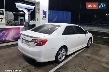 Седан Toyota Camry 2013 в Киеве