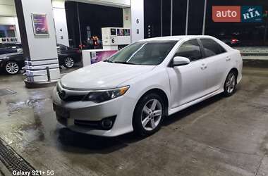 Седан Toyota Camry 2013 в Киеве