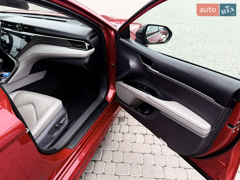 Седан Toyota Camry 2019 в Тернополе