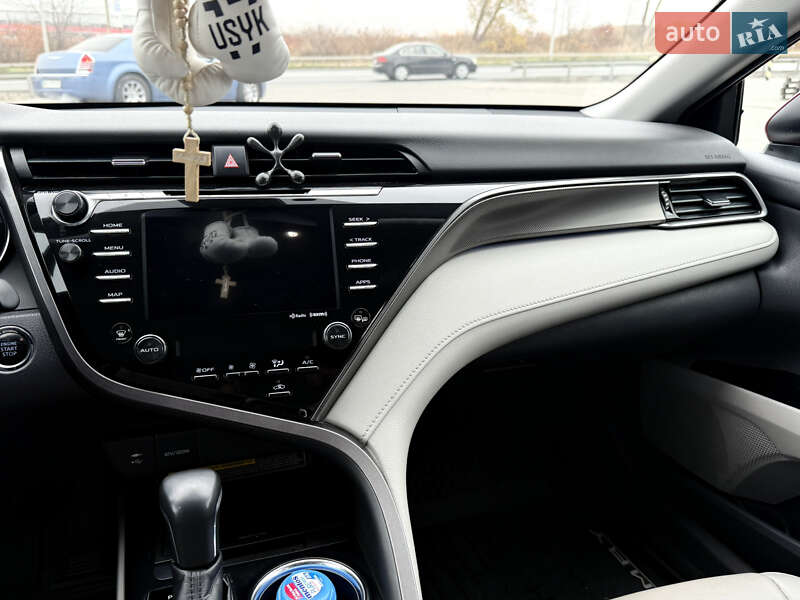 Седан Toyota Camry 2019 в Тернополе