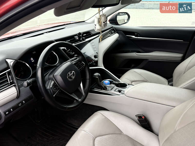 Седан Toyota Camry 2019 в Тернополе