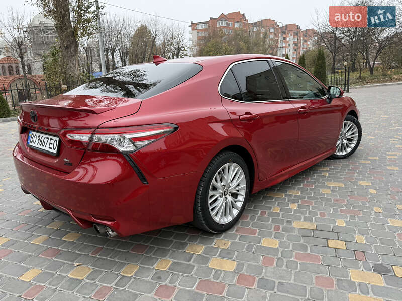 Седан Toyota Camry 2019 в Тернополе