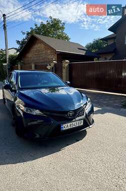 Седан Toyota Camry 2018 в Киеве