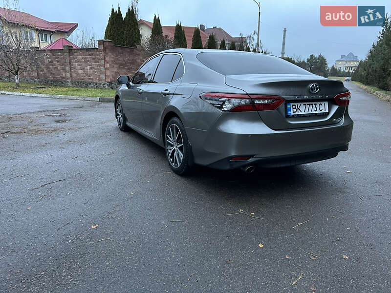 Седан Toyota Camry 2023 в Ровно