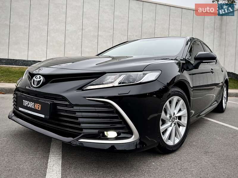 Седан Toyota Camry 2023 в Киеве