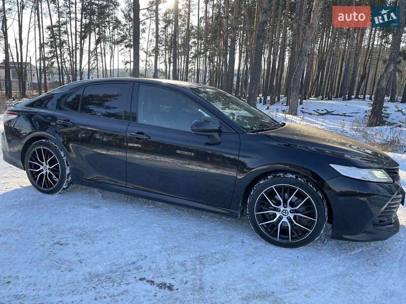 Седан Toyota Camry 2018 в Киеве