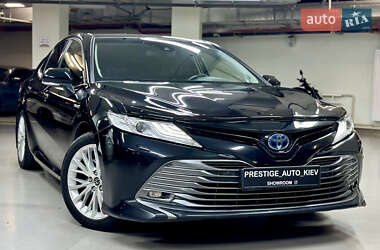 Седан Toyota Camry 2019 в Киеве