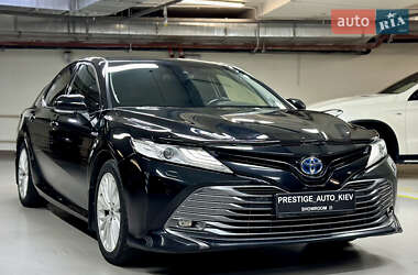 Седан Toyota Camry 2019 в Киеве