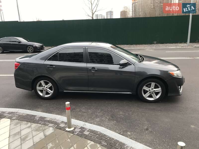 Седан Toyota Camry 2013 в Киеве