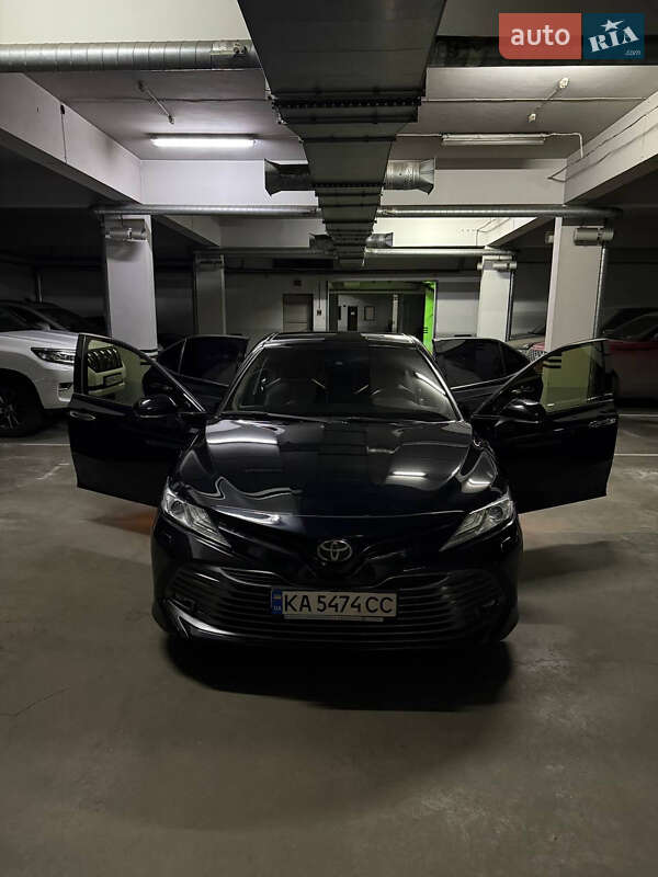 Седан Toyota Camry 2019 в Киеве