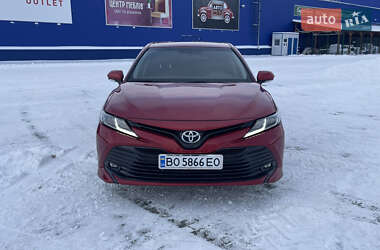 Седан Toyota Camry 2018 в Тернополе