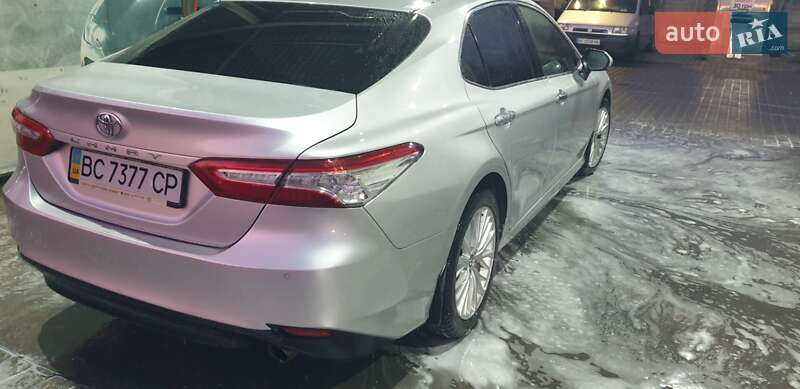 Седан Toyota Camry 2018 в Львові