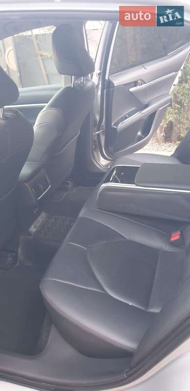 Седан Toyota Camry 2018 в Львові