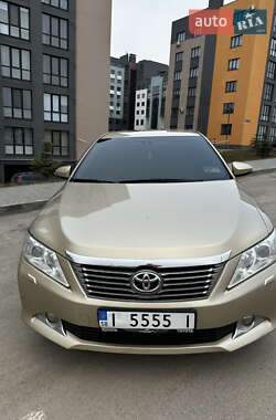 Седан Toyota Camry 2012 в Рівному