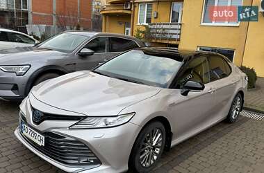 Седан Toyota Camry 2019 в Ужгороде