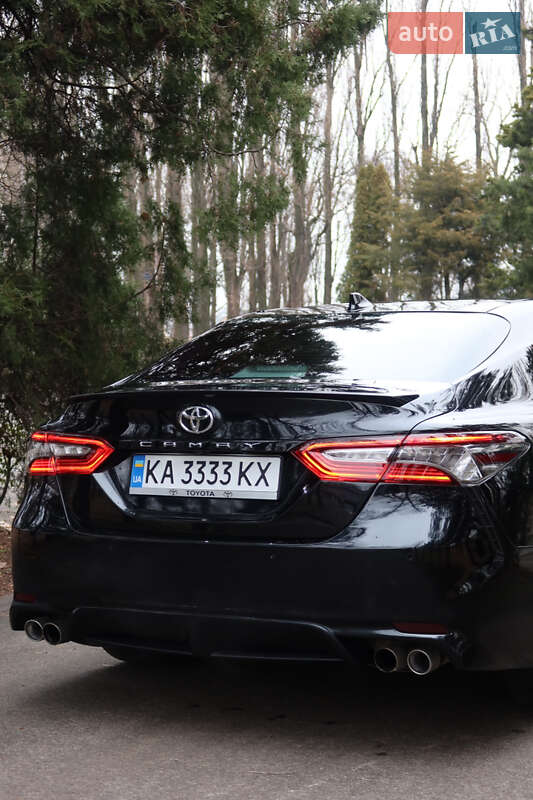Седан Toyota Camry 2017 в Киеве
