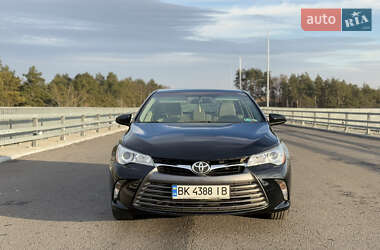 Седан Toyota Camry 2015 в Ровно