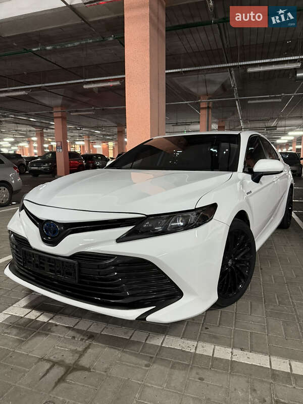 Седан Toyota Camry 2019 в Киеве