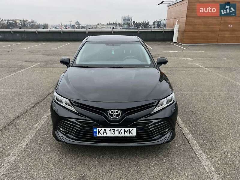 Седан Toyota Camry 2018 в Киеве