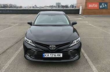 Седан Toyota Camry 2018 в Киеве