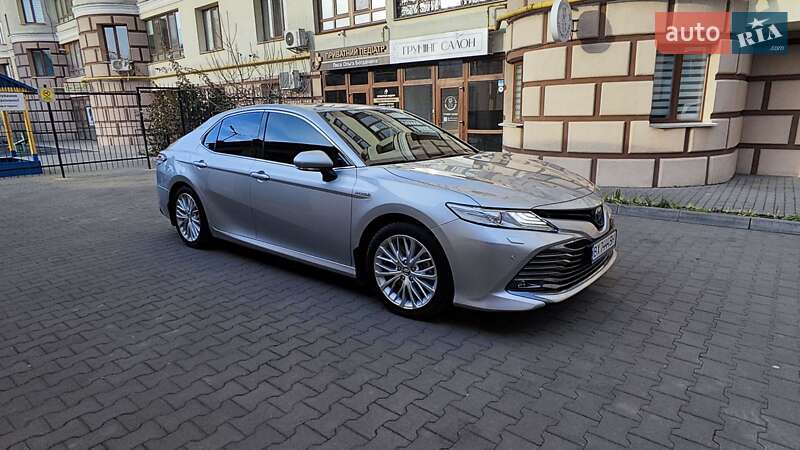 Седан Toyota Camry 2019 в Хмельницком
