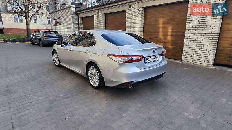 Седан Toyota Camry 2019 в Хмельницком