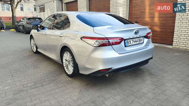 Седан Toyota Camry 2019 в Хмельницком