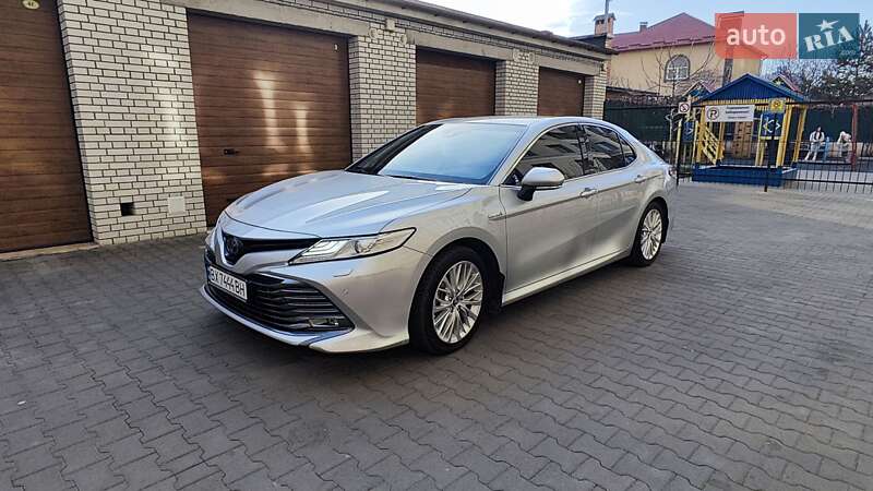 Седан Toyota Camry 2019 в Хмельницком