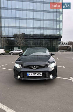 Седан Toyota Camry 2017 в Киеве