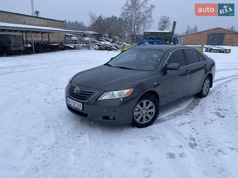 Седан Toyota Camry 2008 в Ромнах