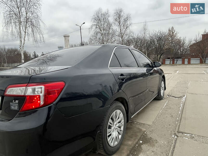 Седан Toyota Camry 2013 в Староконстантинове