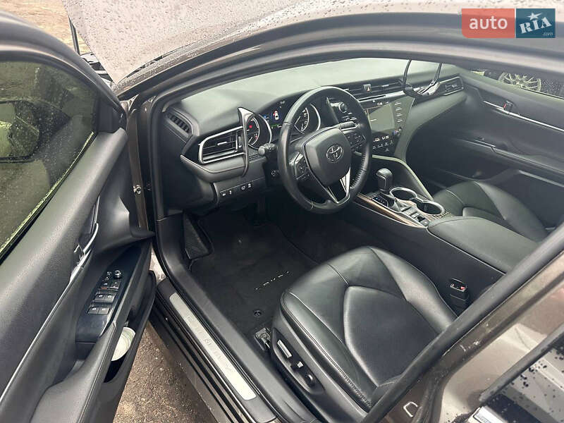 Седан Toyota Camry 2019 в Киеве