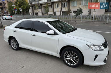 Седан Toyota Camry 2016 в Киеве