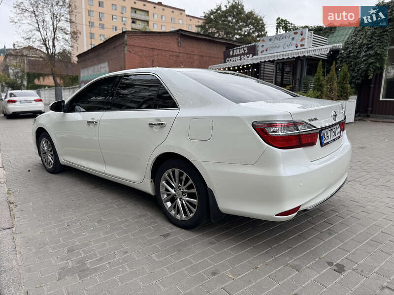 Седан Toyota Camry 2016 в Киеве