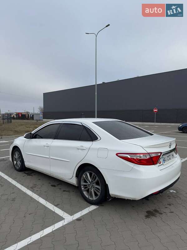 Седан Toyota Camry 2016 в Новых Петровцах