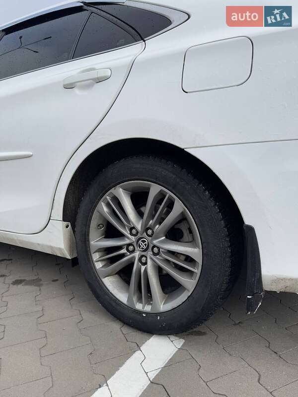 Седан Toyota Camry 2016 в Новых Петровцах