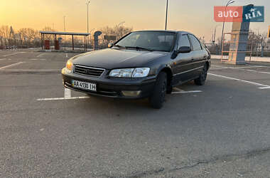 Седан Toyota Camry 2000 в Киеве