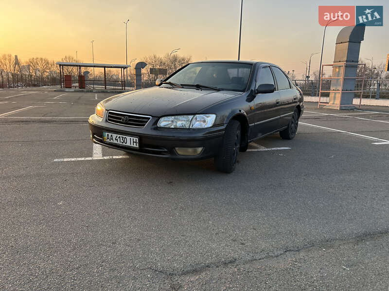 Седан Toyota Camry 2000 в Києві