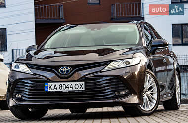 Седан Toyota Camry 2019 в Львове